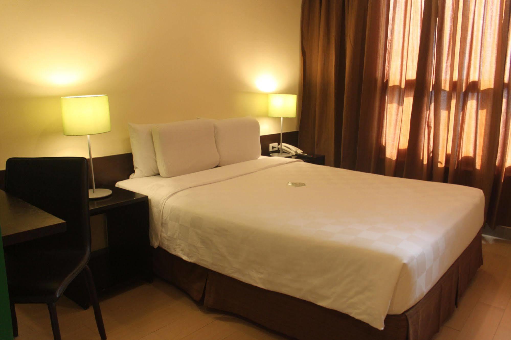 Go Hotels Plus Mandaluyong Eksteriør billede